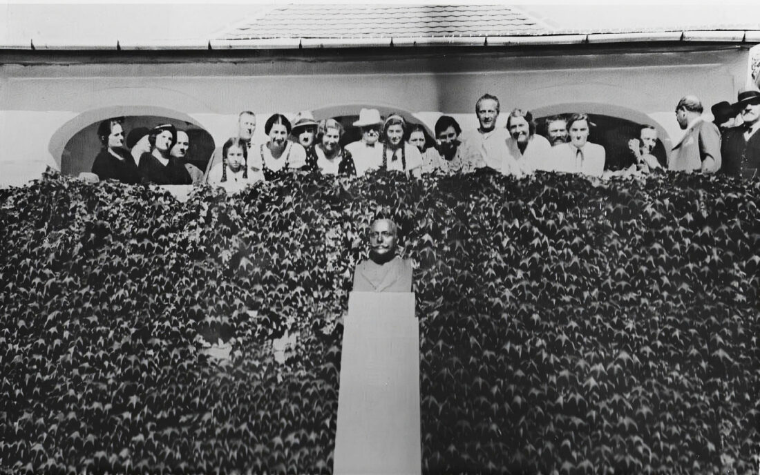Teleki Zsigmond szobra 1930-ban.